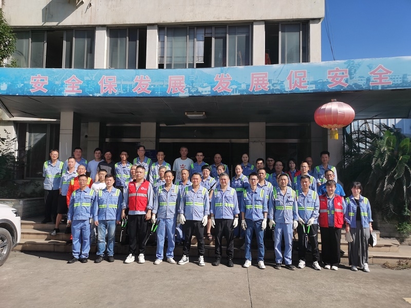 龙湾公司开展“金秋除草靓港区，同心献礼庆华诞”志愿服务活动