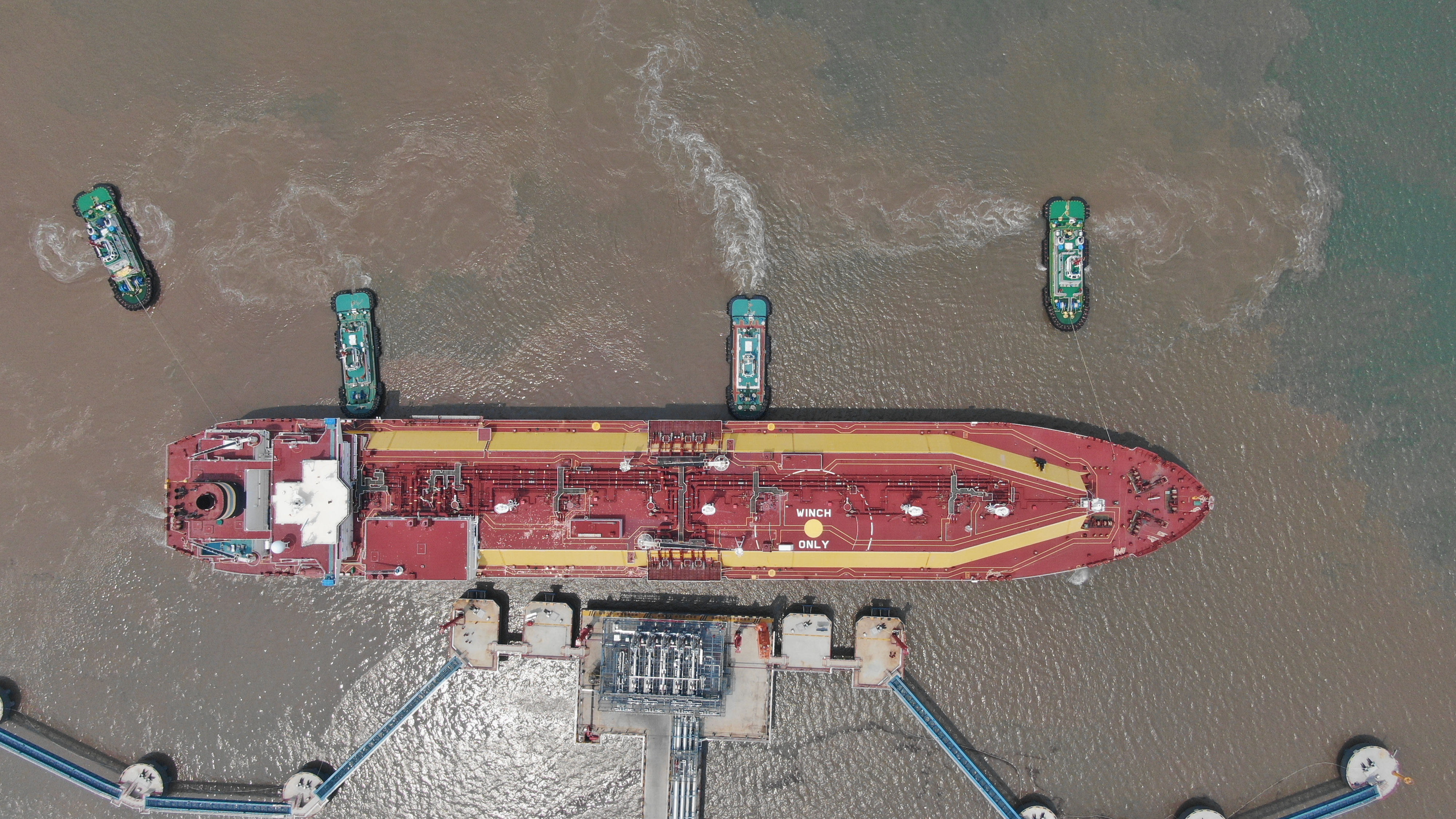 2023年8月7日成功引领首艘大型LNG船舶靠泊浙能温州液化天然气码头