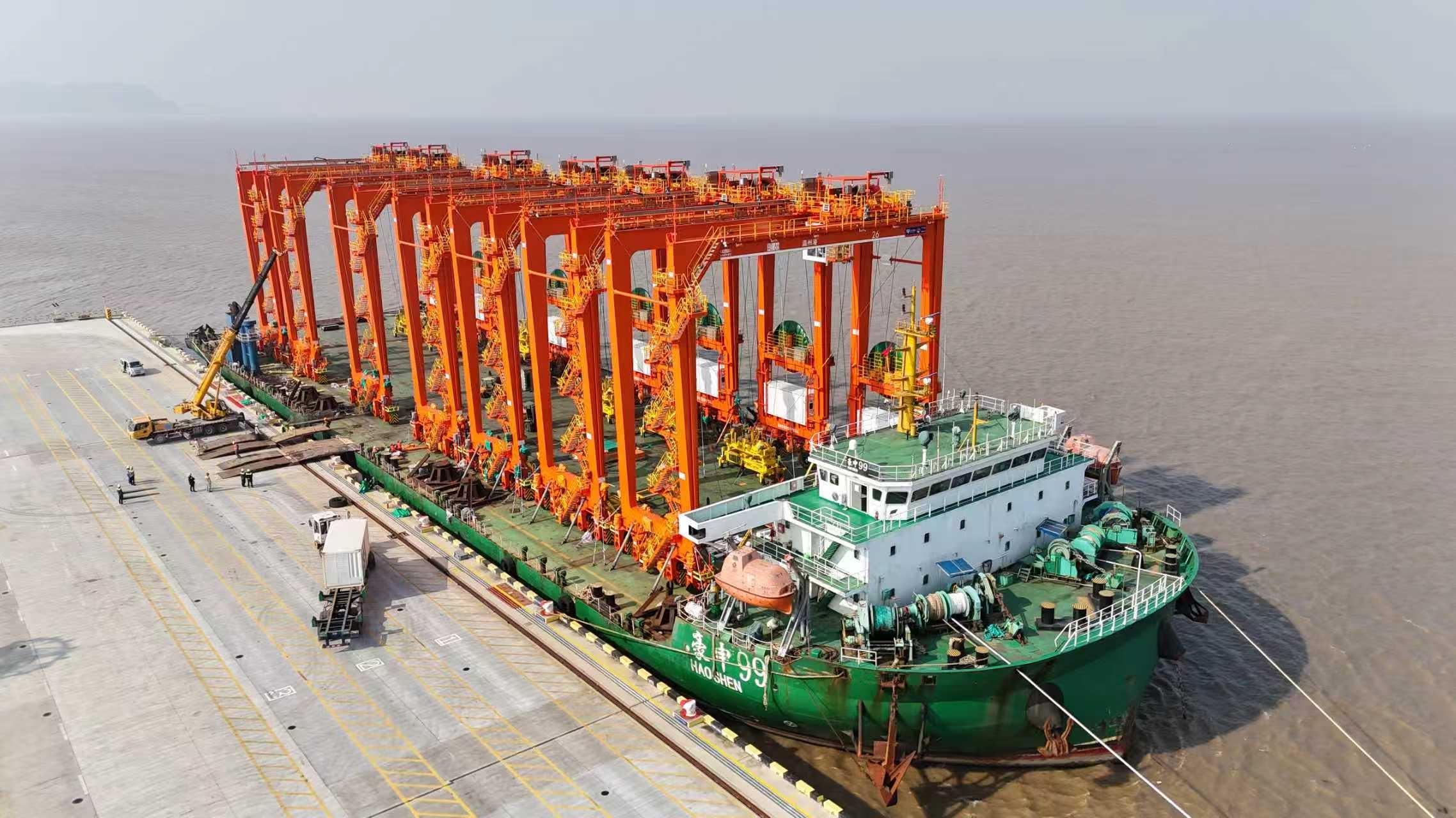 温州港集团首批远控自动化龙门吊到港