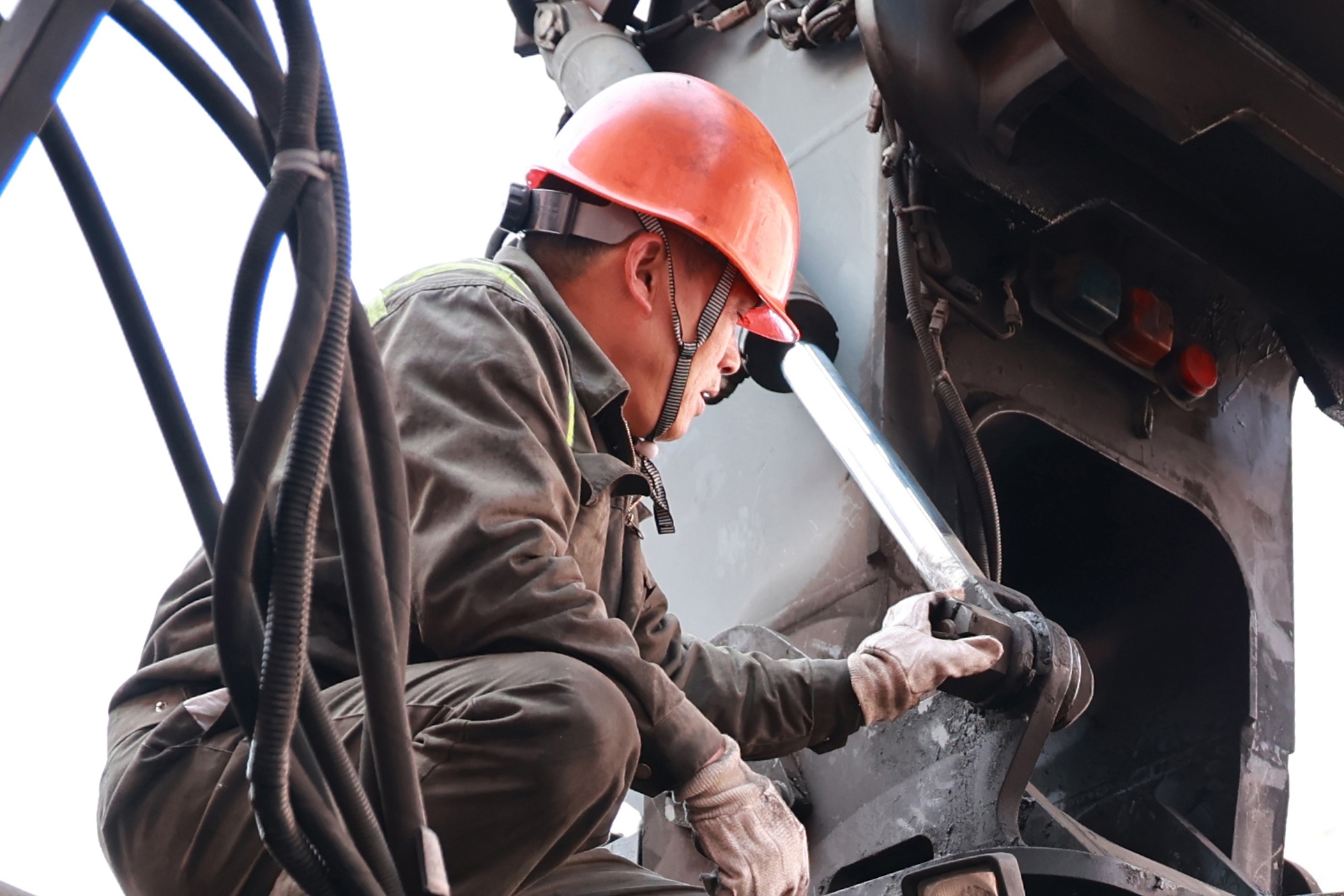 金洋公司正面吊防摇油缸销子改造获双重效益