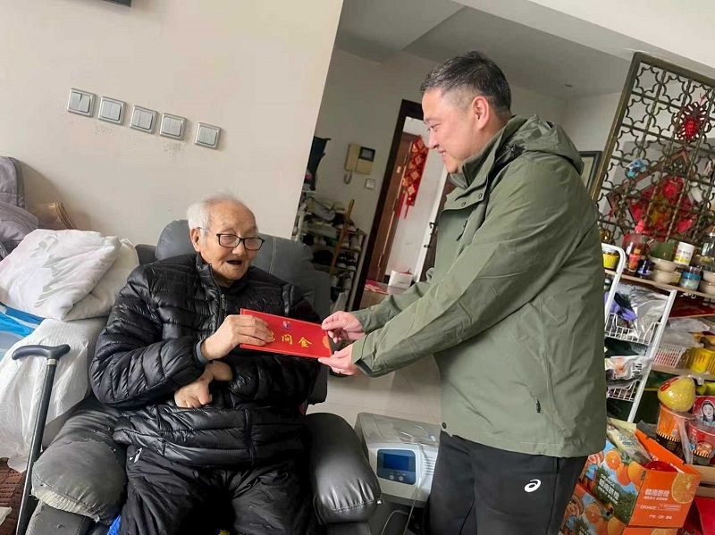 龙湾公司开展新春送温暖慰问活动